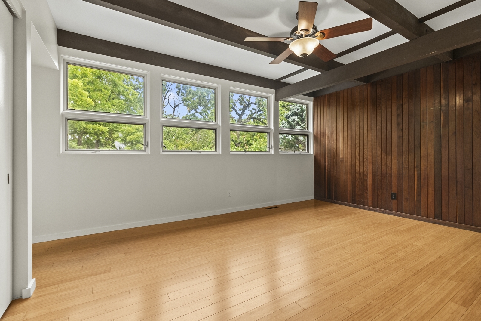 904 North Valley Hill Road Bull Valley, IL 60098 - Photo 25 of 33 an empty room with windows