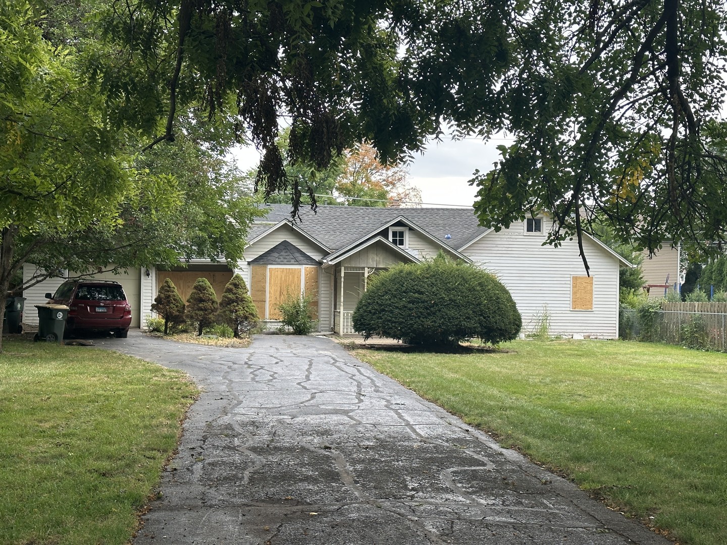 911 North Chestnut Avenue Arlington Heights, IL 60004 - Photo 1 of 3 a house view with a garden space