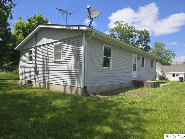 219 South 1st Street Carthage, IL 62321 - Photo 23 of 28 a front view of a house with garden