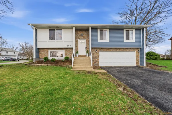 $385,000 | 7654 West Moorefield Drive, Frankfort, IL 60423