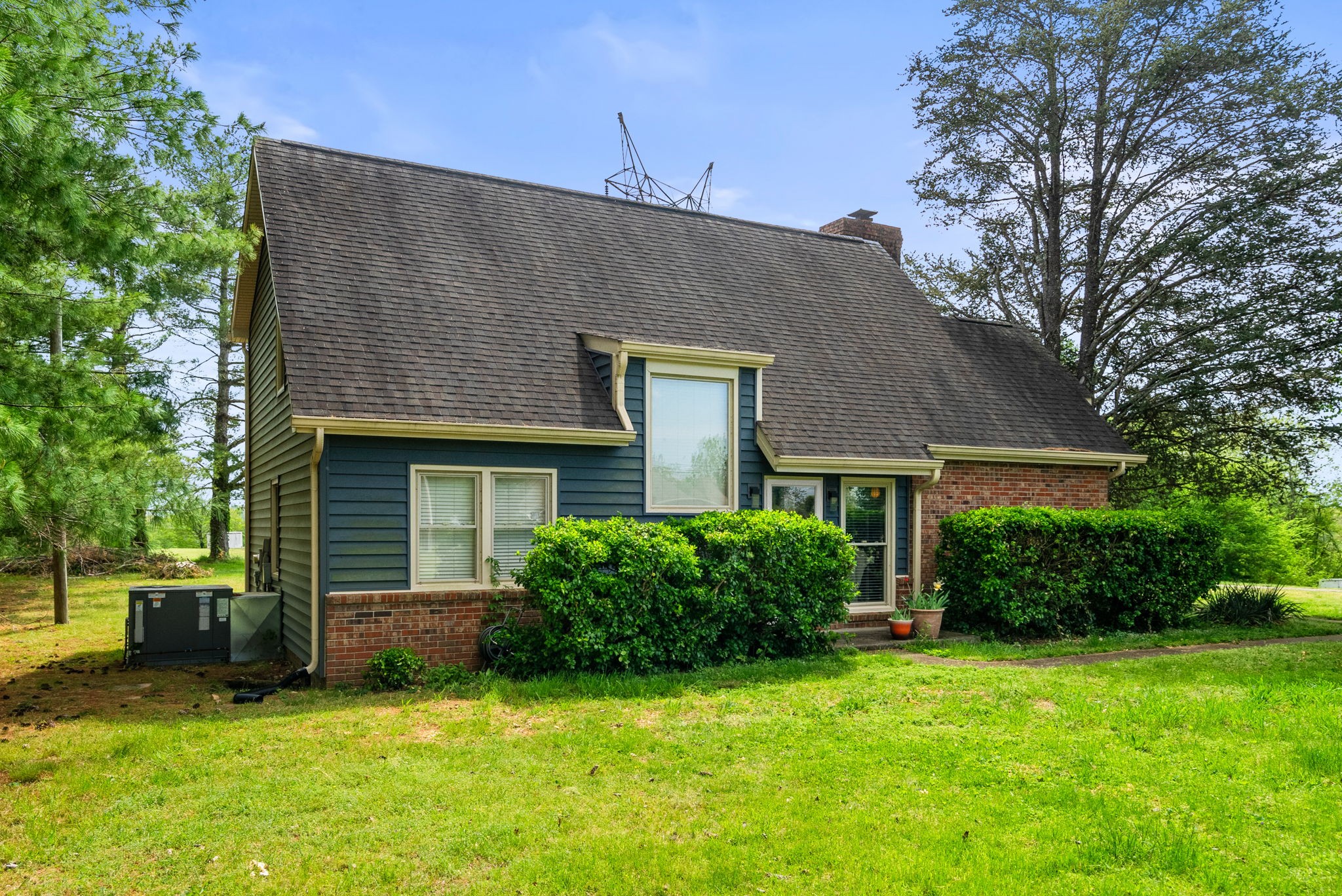 674 Lakeside Drive Springfield, TN 37172 - Photo 11 of 44 a front view of house with yard and green space
