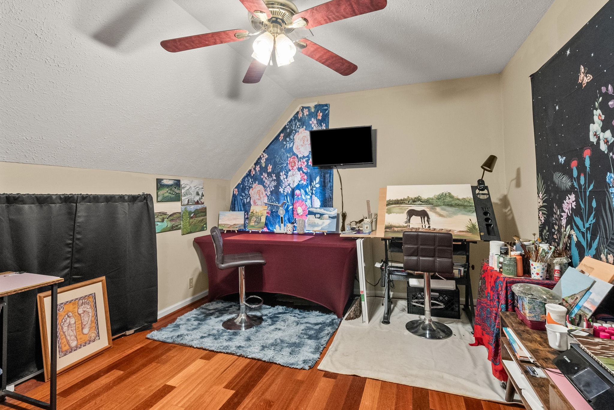 674 Lakeside Drive Springfield, TN 37172 - Photo 28 of 44 a living room with furniture and a flat screen tv