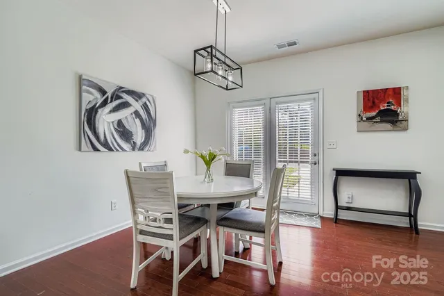 a view of a livingroom with furniture and a ceiling fan
