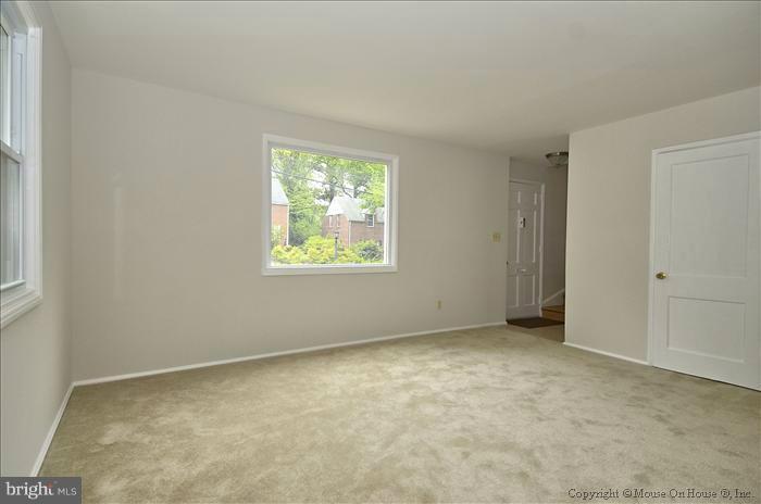 1015 Carson Street Silver Spring, MD 20901 - Photo 7 of 22 Living Room