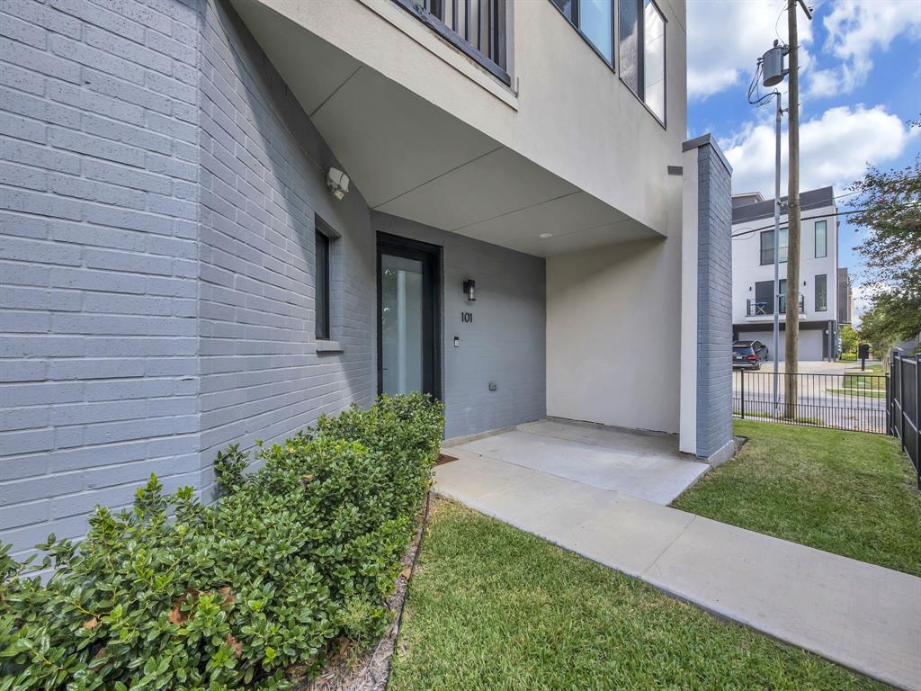 4703 Munger Avenue, Unit 101 Dallas, TX 75204 - Photo 21 of 26 a view of a back yard of the house