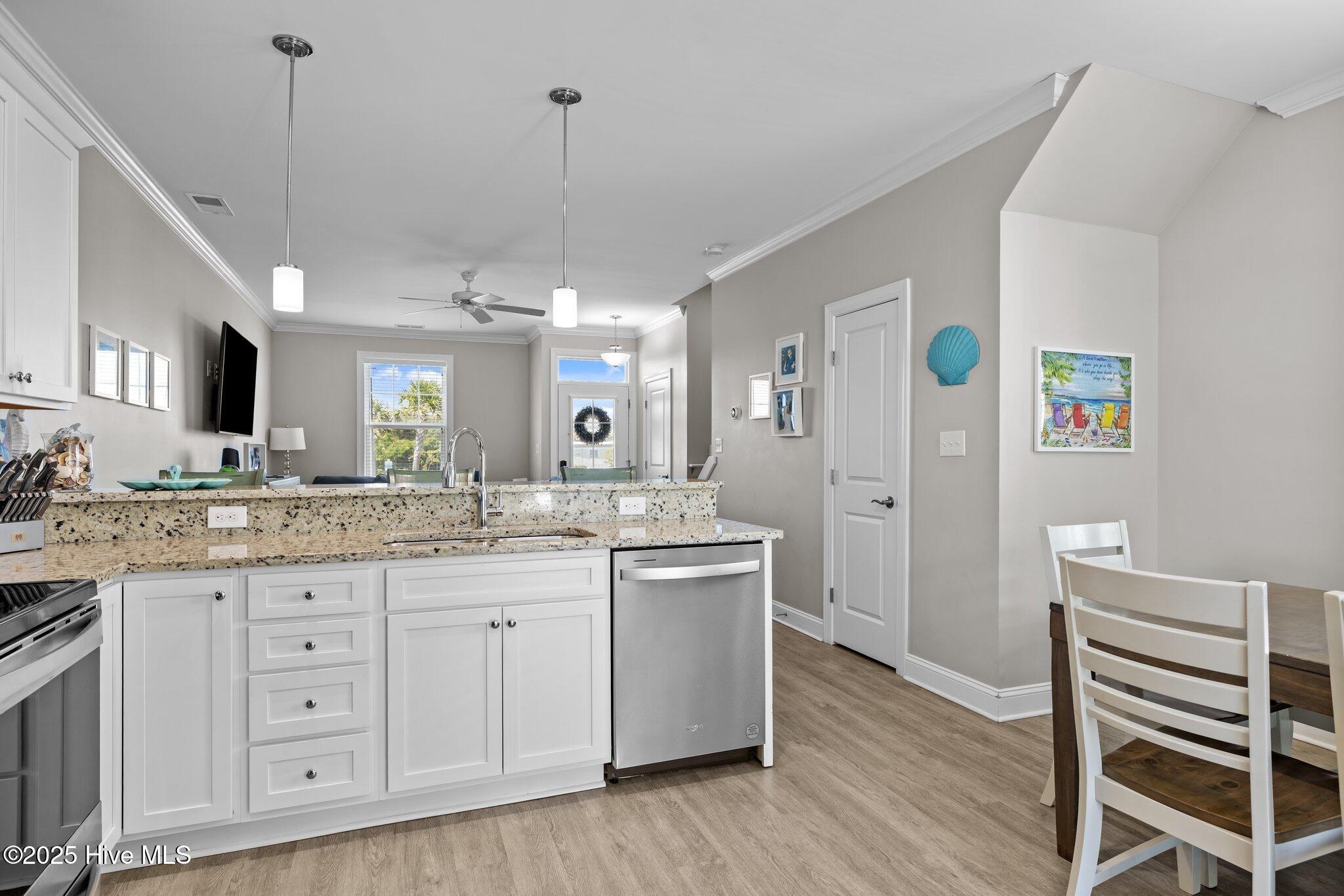 2800 West Fort Macon Road, Unit 46 Atlantic Beach, NC 28512 - Photo 9 of 40 Kitchen