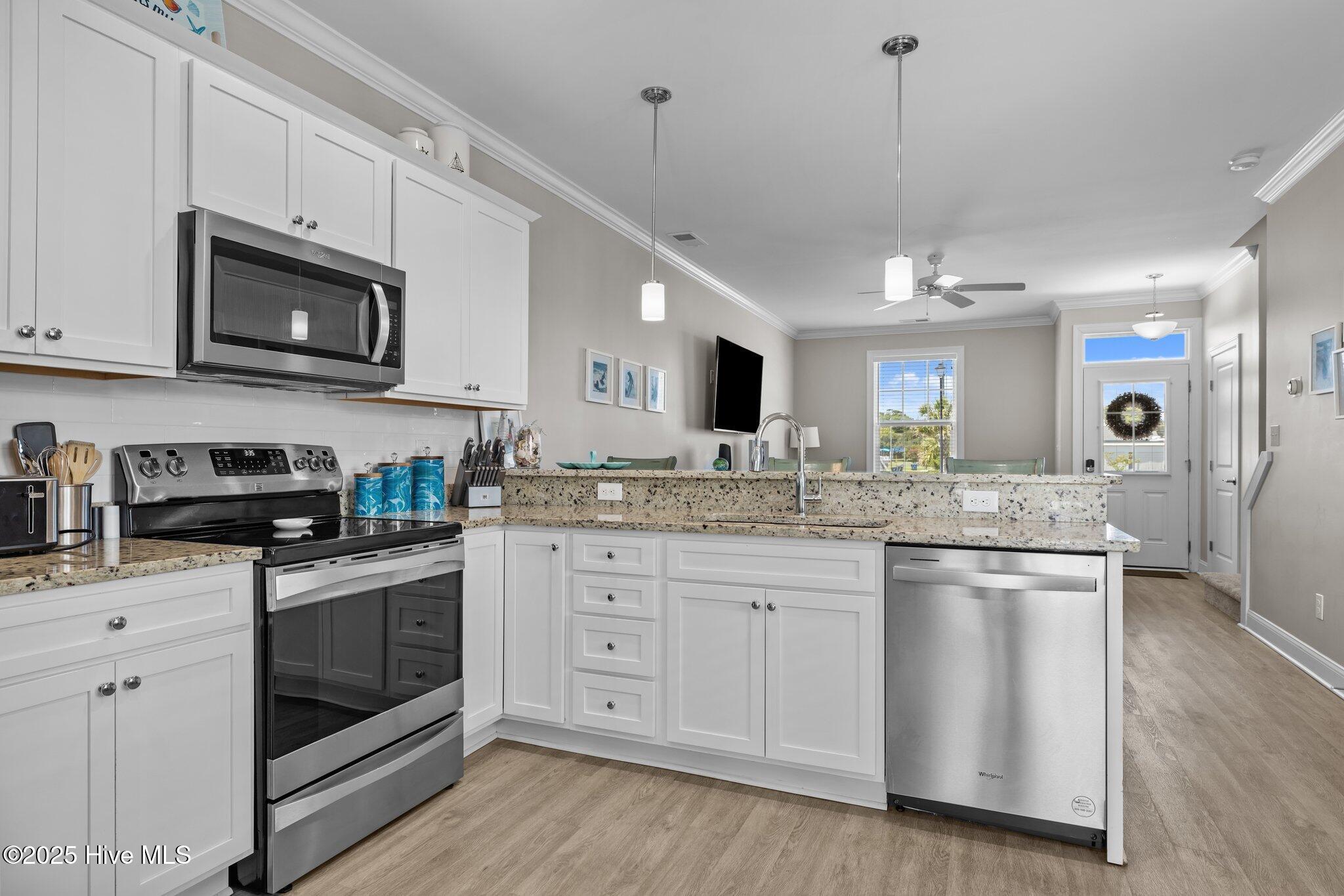 2800 West Fort Macon Road, Unit 46 Atlantic Beach, NC 28512 - Photo 10 of 40 Kitchen