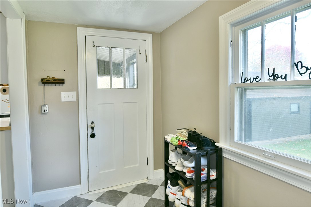 572 Howland Wilson Road Southeast Warren, OH 44484 - Photo 19 of 50 View of doorway
