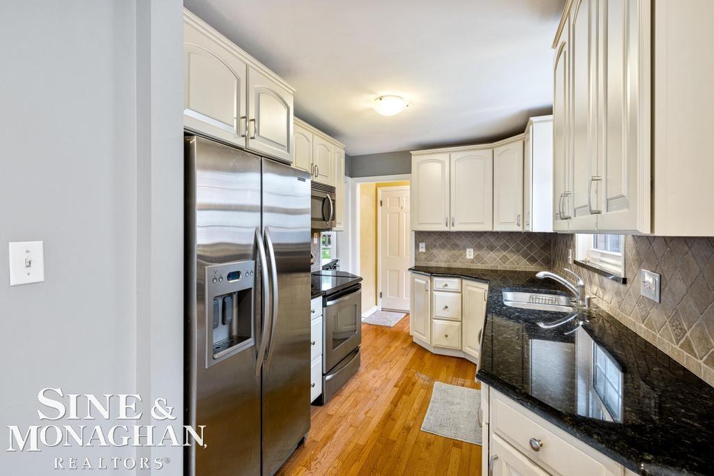 884 Hawthorne Road Grosse Pointe, MI 48236 - Photo 9 of 36 50121865-8.JPG