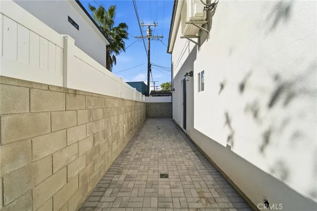 a view of a pathway along the wall