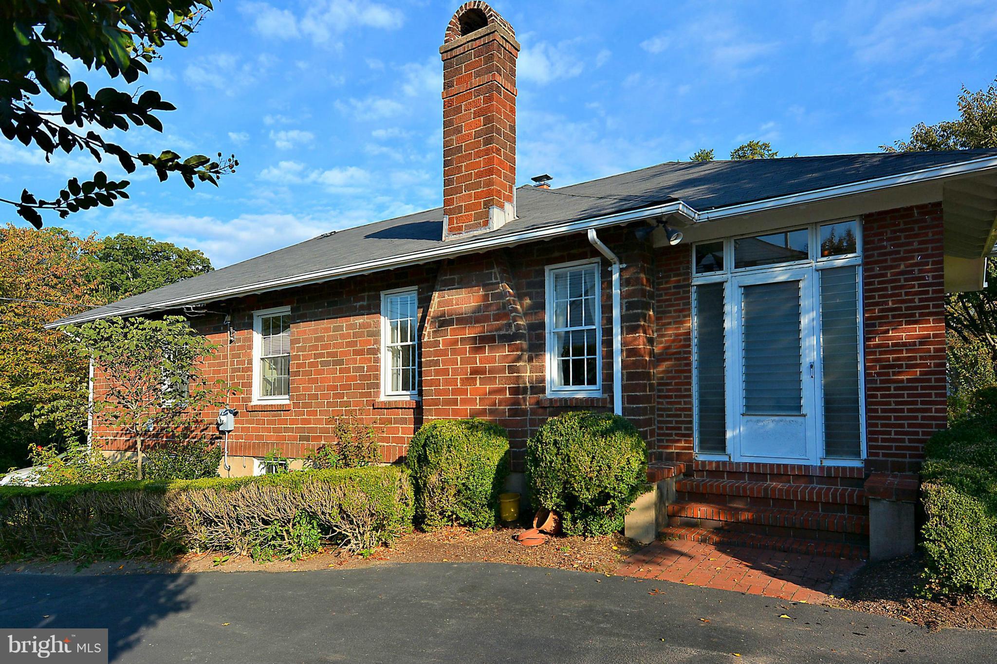 1914 South Arlington Ridge Road Arlington, VA 22202 - Photo 25 of 30 Side Elevation