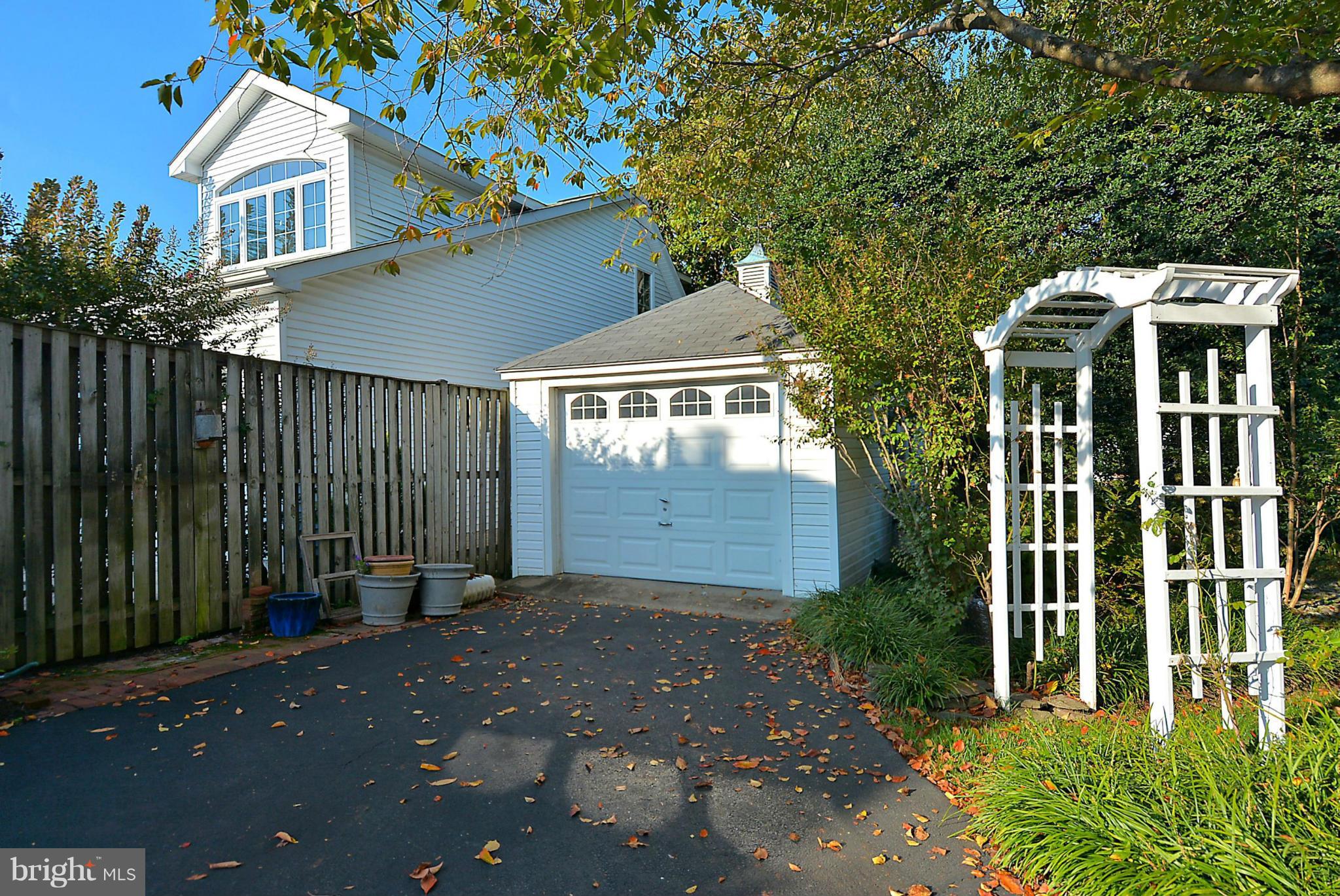 1914 South Arlington Ridge Road Arlington, VA 22202 - Photo 26 of 30 Garage