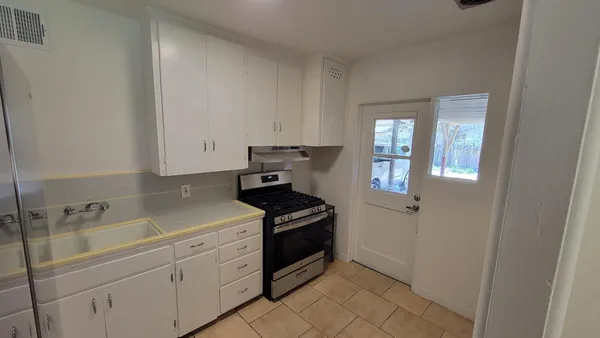 $1,300 | 2141 East Osborn Road, Phoenix, AZ 85016