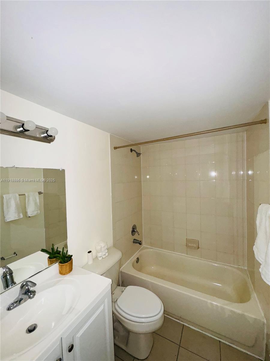 701 North Pine Island Road, Unit 101 Plantation, FL 33324 - Photo 16 of 31 a bathroom with a sink mirror toilet and bathtub