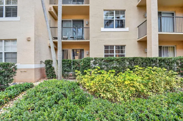 $1,900 | 1805 North Flagler Drive, Unit 115, West Palm Beach, FL 33407