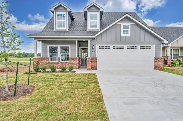 a view of house with entertaining space