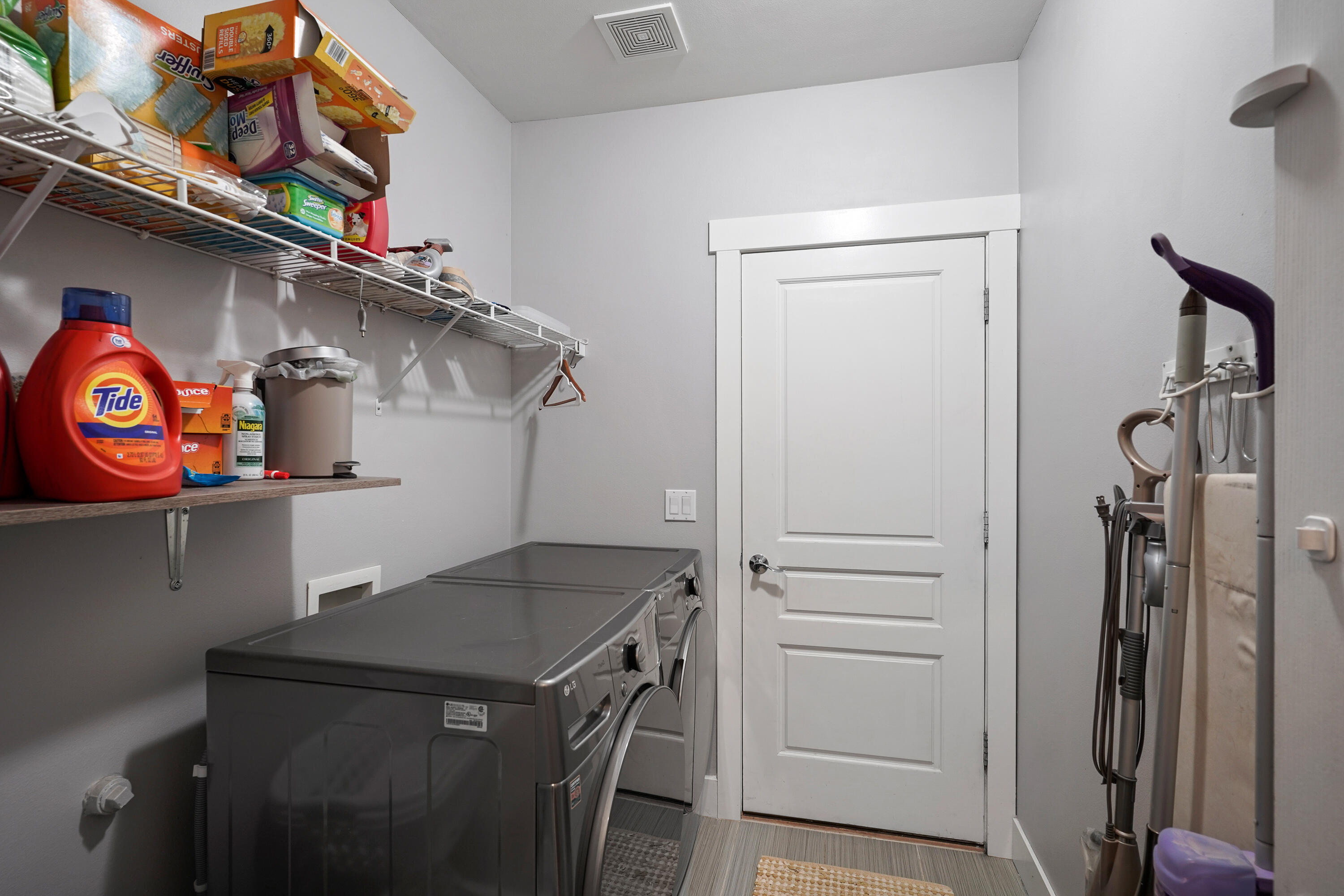 19516 Fishhawk Loop Bend, OR 97702 - Photo 20 of 30 22 laundry room