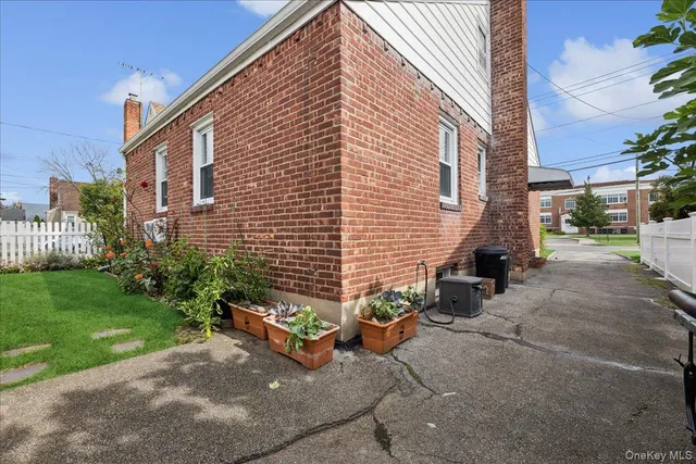 a view of a house with backyard and garden