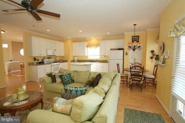 802 Highland Ridge Avenue Gaithersburg, MD 20878 - Photo 15 of 24 Family Room