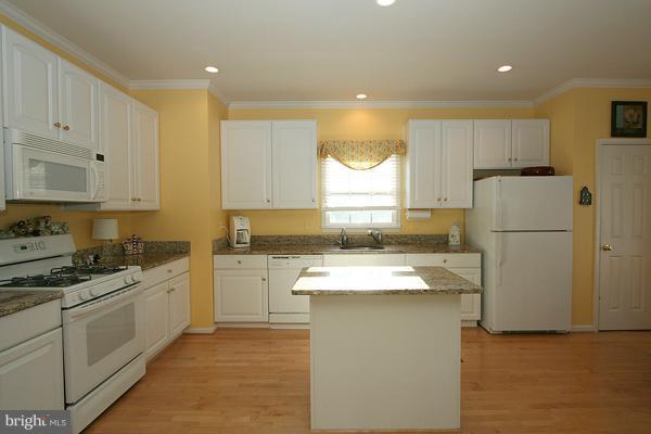 802 Highland Ridge Avenue Gaithersburg, MD 20878 - Photo 16 of 24 Kitchen