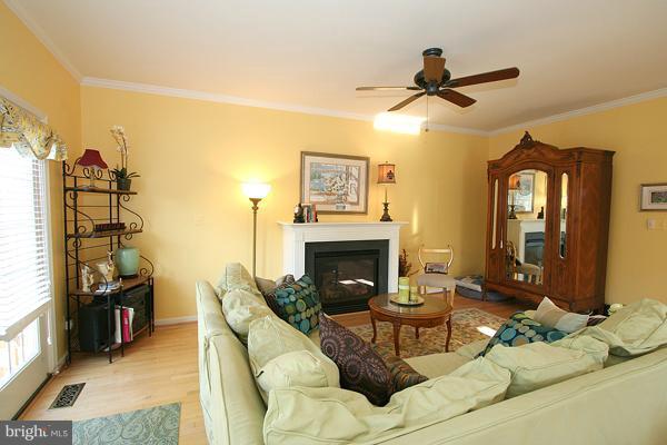 802 Highland Ridge Avenue Gaithersburg, MD 20878 - Photo 17 of 24 Family Room