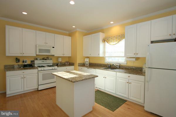 802 Highland Ridge Avenue Gaithersburg, MD 20878 - Photo 4 of 24 Kitchen