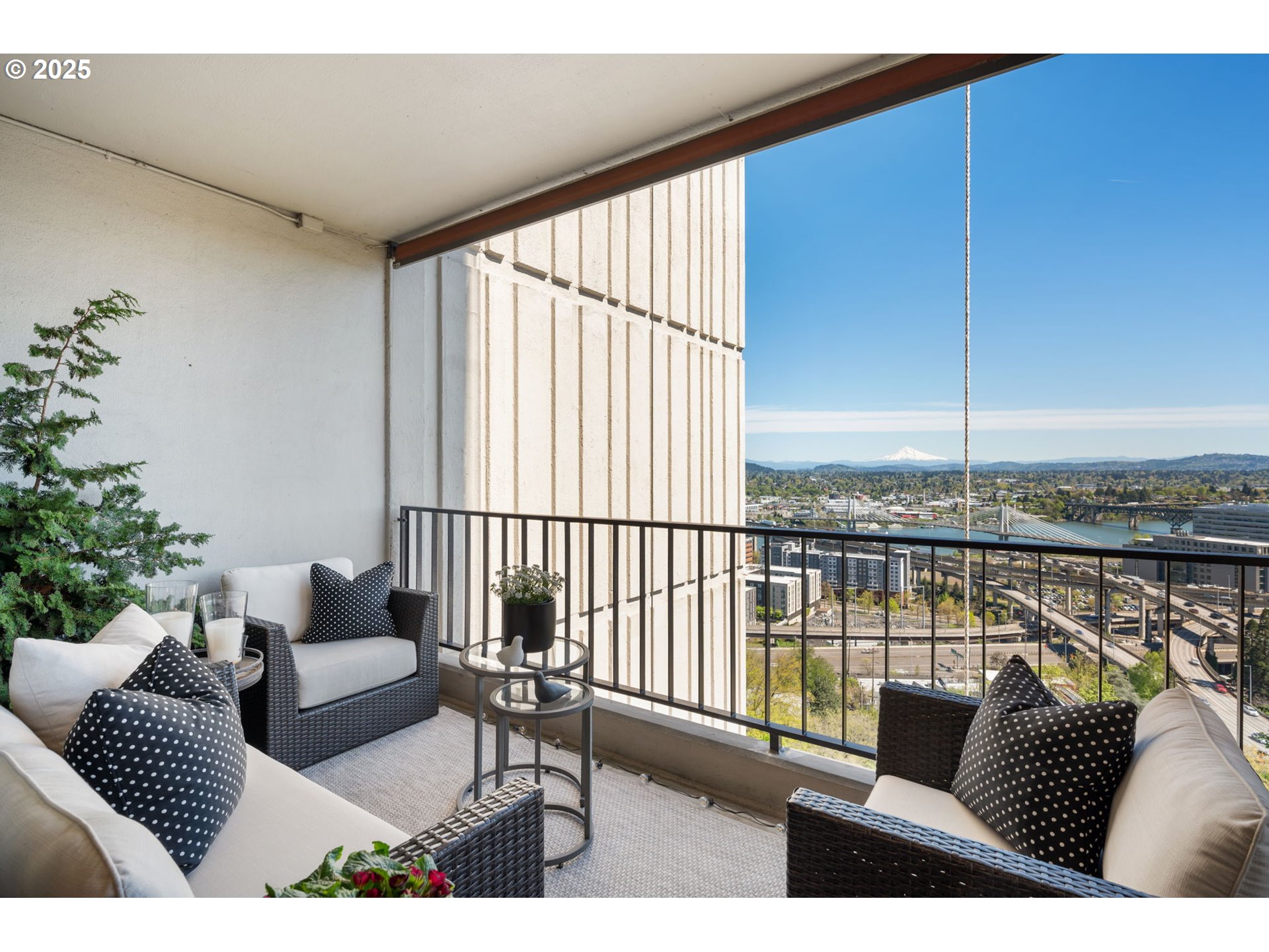 2221 Southwest 1st Avenue, Unit 2225 Portland, OR 97201 - Photo 18 of 47 a living room with furniture