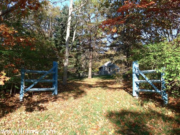 5 Old Farm Road Chilmark, MA 02535 - Photo 34 of 34 http://d1qzqeyxiitrap.cloudfront.net/photos/28982/600/3a4252bb.jpg