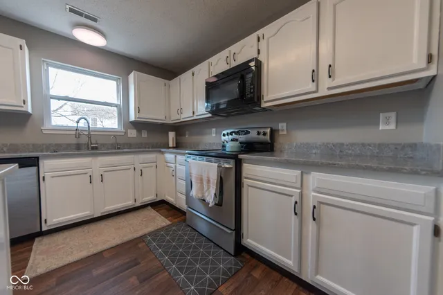 $329,000 | 3244 Rolling Hill Drive, Columbus, IN 47201