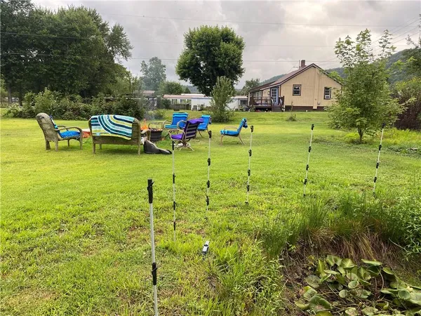 a view of a backyard