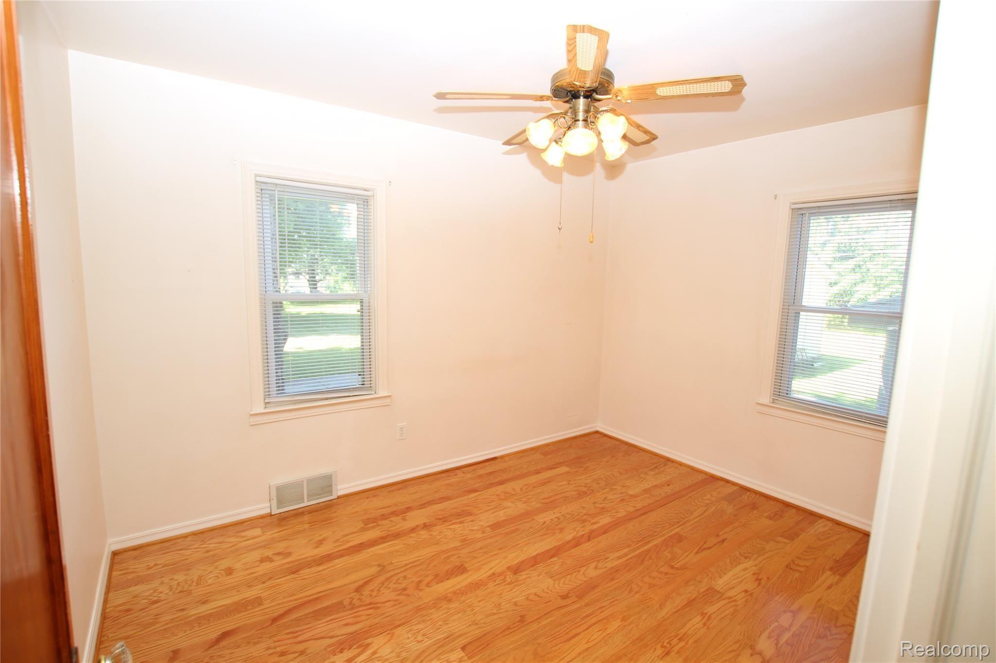 20975 Metroview Road Farmington, MI 48335 - Photo 8 of 22 20975-metroview-bedroom.jpg