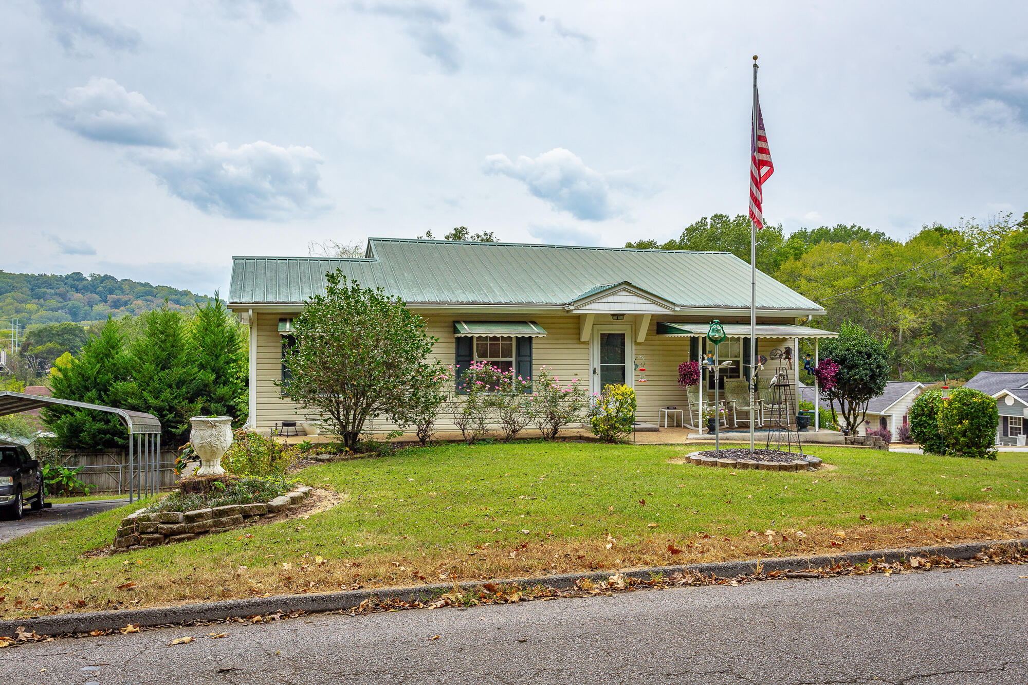 2730 Forest Road Chattanooga, TN 37406 - Photo 2 of 43 Front of Home
