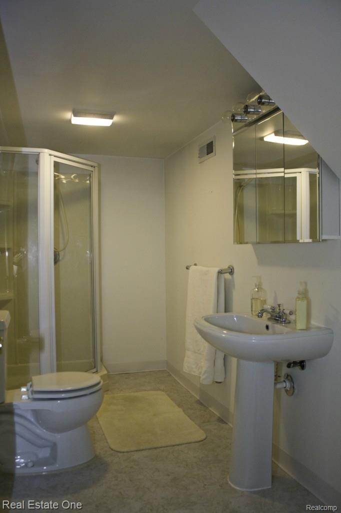 3630 Rockingham Road Royal Oak, MI 48073 - Photo 9 of 21 IMG_1626.jpg