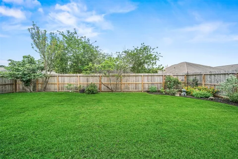 a view of a house with backyard and garden