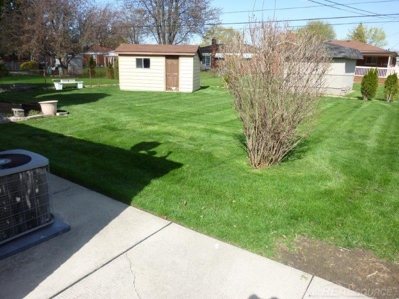 30514 Ridgefield Avenue Warren, MI 48088 - Photo 5 of 22 31259041-4.JPG