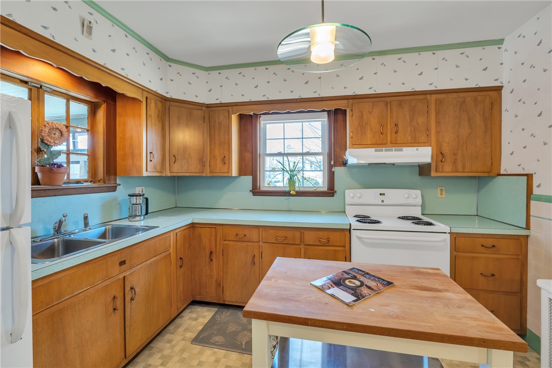 139 Lyndon Road Cranston, RI 02905 - Photo 8 of 36 Gallery Image 8