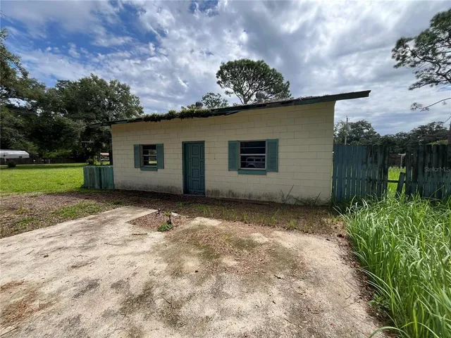 a view of a backyard