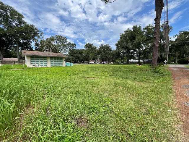 a view of a house with a backyard