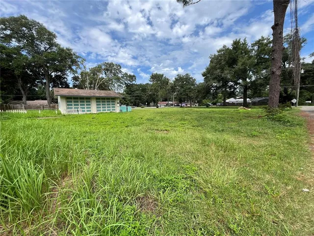 a view of a backyard