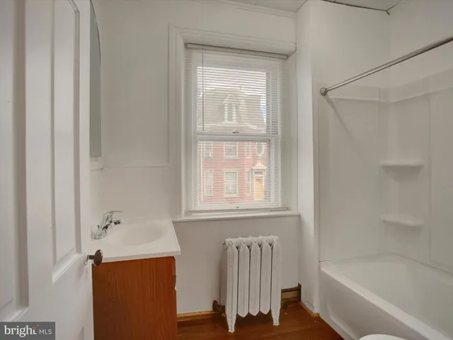 a picture of a bench in the green field