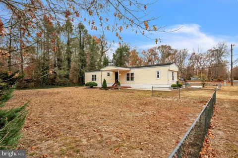 a view of backyard of the house