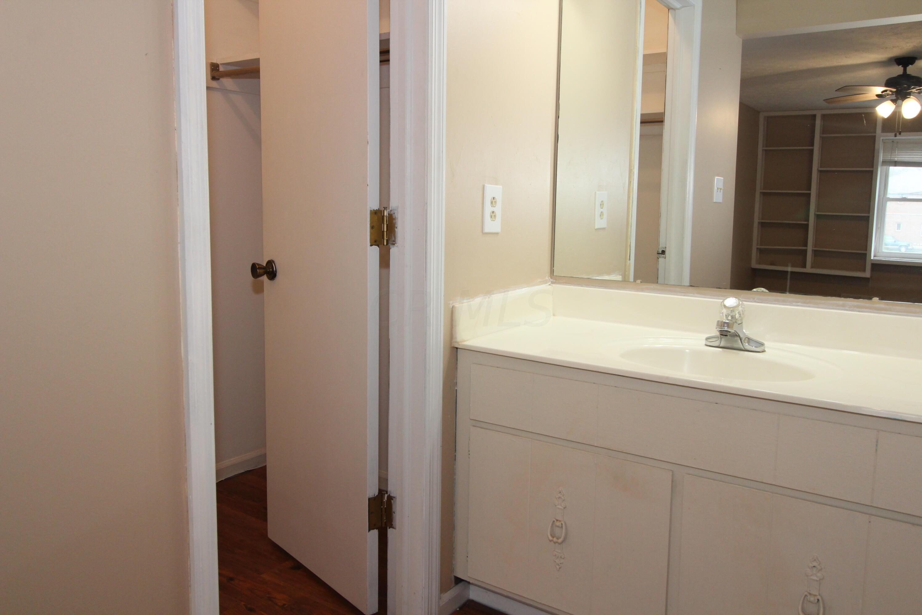 411 Clotts Road Columbus, OH 43230 - Photo 27 of 36 Owners Bath
