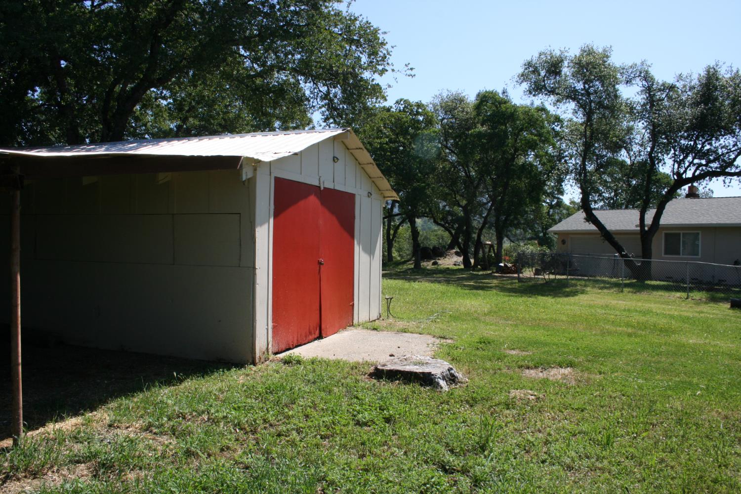 11592 Peoria Road Browns Valley, CA 95918 - Photo 29 of 49 a backyard of a house with lots of green space