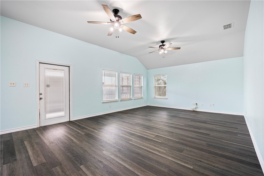 4033 Laguna Shores Road Corpus Christi, TX 78418 - Photo 5 of 30