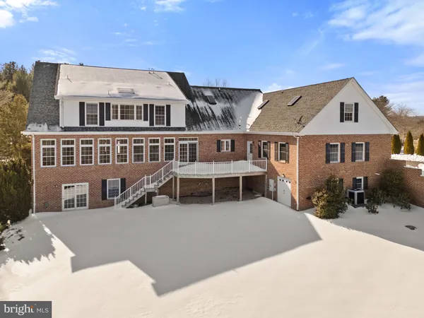 $985,000 | 256 Cliffside Drive, Edinburg, VA 22824