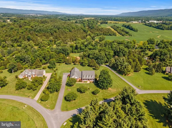$985,000 | 256 Cliffside Drive, Edinburg, VA 22824