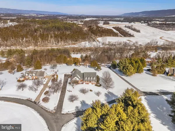 $985,000 | 256 Cliffside Drive, Edinburg, VA 22824