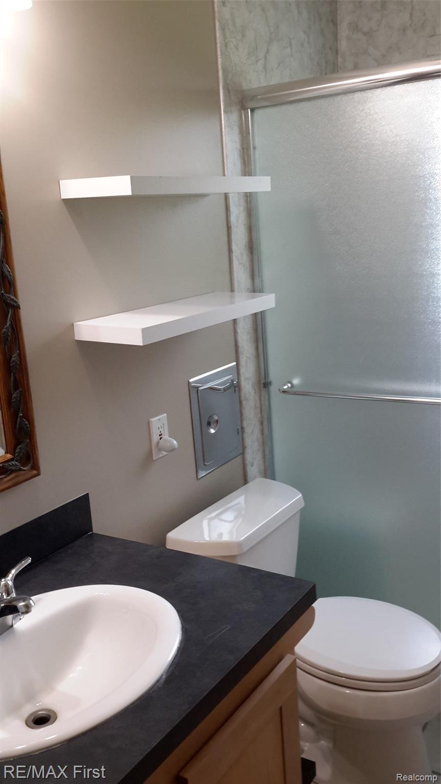 5290 East Carpenter Road Flint, MI 48506 - Photo 12 of 30 UPDATED FULL BATH