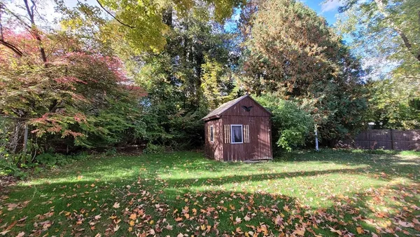 a view of a back yard