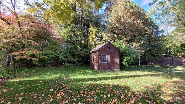 a view of a back yard